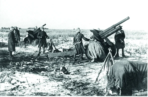 Artileria românească pe frontul de la Stalingrad. În imagine, un obuzier Skoda md. 1934, cal. 100 mm. Obuzierele Skoda erau moderne, aveau o putere de foc mai mare, dar prea puţine faţă de nevoile Armatei Române