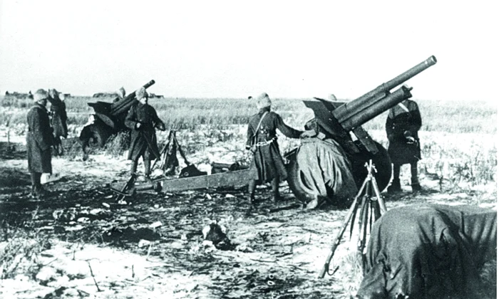 Artileria românească pe frontul de la Stalingrad. În imagine, un obuzier Skoda md. 1934, cal. 100 mm. Obuzierele Skoda erau moderne, aveau o putere de foc mai mare, dar prea puţine faţă de nevoile Armatei Române