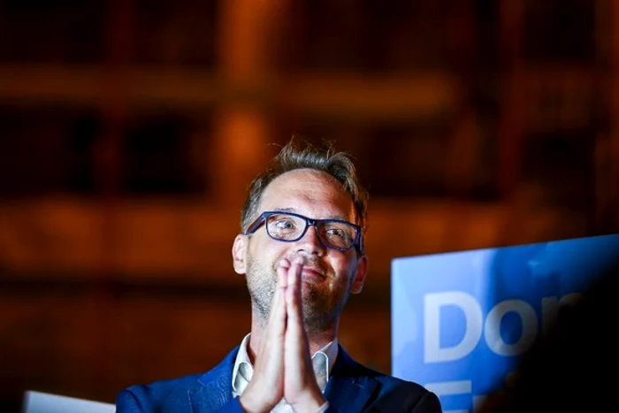 Dominic Samuel Fritz a sărbătorit în centrul orașului înconjurat de sute de timișoreni, după ce a fost ales primar Sursă foto: Mediafax