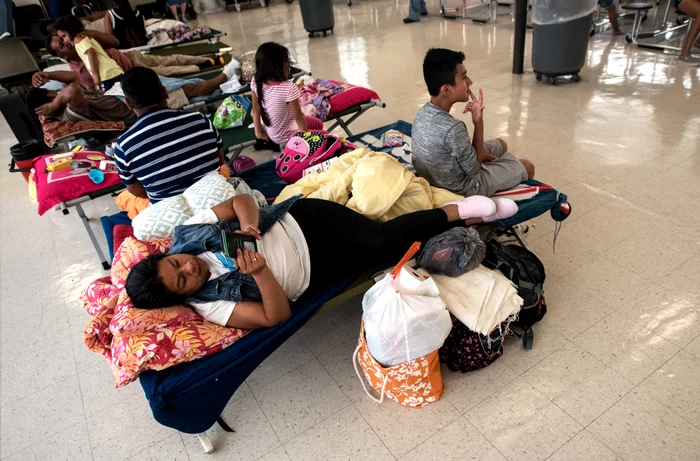 Oamenii au fost plasaţi în adăposturi înainte ca uraganul Florence să ajungă pe coastele americane