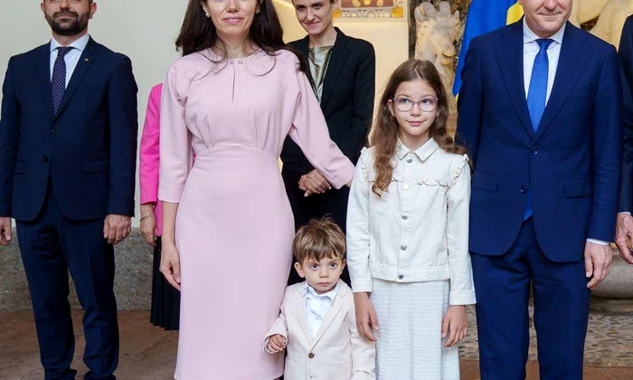 Nicușor Dan este însoțit de parteneră și de cei doi copii ai lor Foto: Președintele României