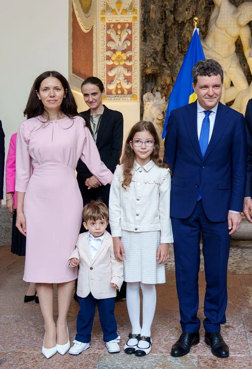 Nicușor Dan este însoțit de parteneră și de cei doi copii ai lor Foto: Președintele României