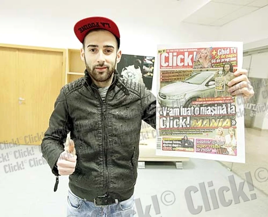 Mihai Toader (10 ani) se bucură  de premiul câştigat de tatăl său (Fotografii: Click!)