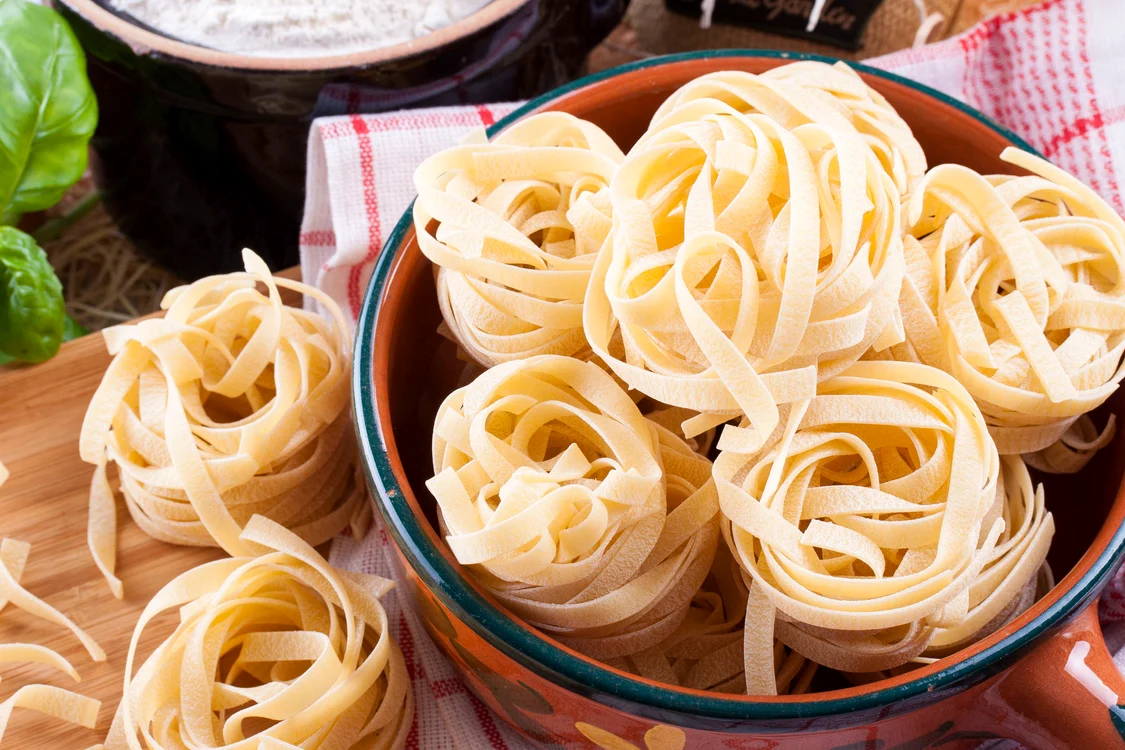 
    Tagliatelle cu ton şi smântână   