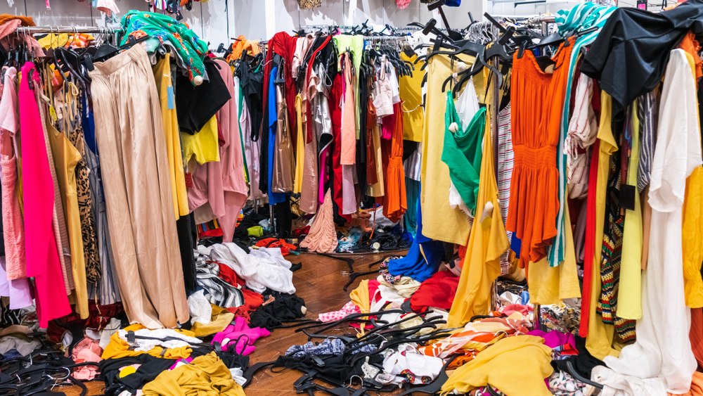 Criza deșeurilor „fast fashion”: Cum încearcă UE să limiteze risipa și poluarea marilor producători de haine ieftine