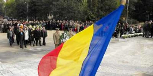 De Ziua Armatei au fost depuse mai multe coroane de flori  foto: A.B