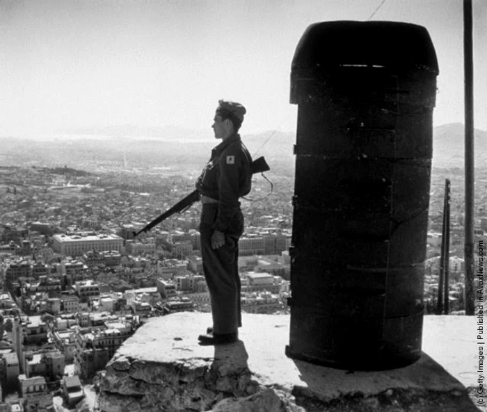 O santinelă supraveghează Atena; oraşul era păzit de militar împotriva atacurilor gherilelor comuniste, 1947 (Chris Ware/Keystone/Getty Images)