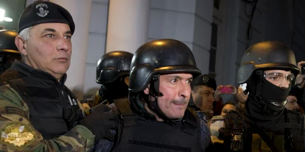 Jose Lopez (centru) prezentat de politie dupa ce a fost arestat în timp ce ascundea opt milioande dolari in gradina unei manastiri FOTO AP