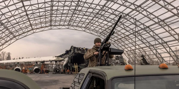 Razboi in Ucraina Soldat ucrainean vaneaza drone FOTO Getty Images jpg