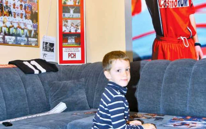 Micuţul Cătălin (10 ani) are în cameră un poster uriaş cu unchiul său