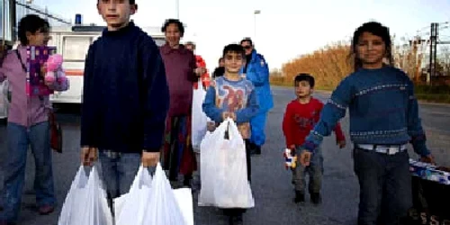 Copiii romilor sunt susţinuţi de o parte din cetăţenii Italiei