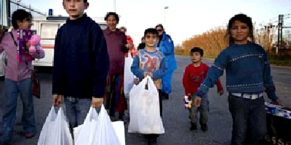 Copiii romilor sunt susţinuţi de o parte din cetăţenii Italiei