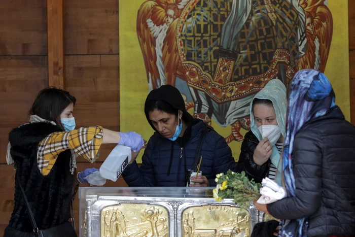 
    Coada bucureștenilor care voiau să se roage era frumos aliniată pe un singur rândFoto: Inquam Photos   