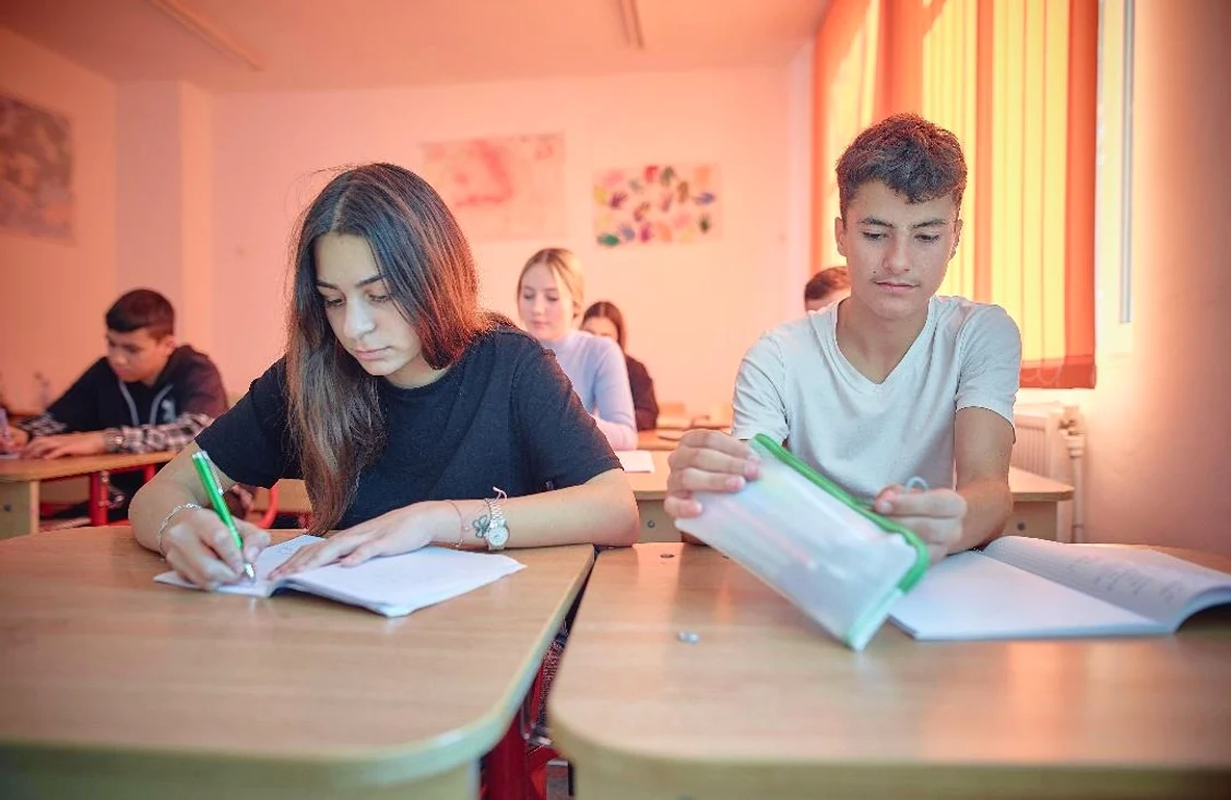 elevi in timpul unei evaluari