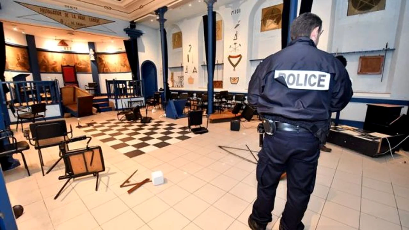 Poliţist intervenind la templul masonic din Tarbes FOTO Laurent Dard/ DDM