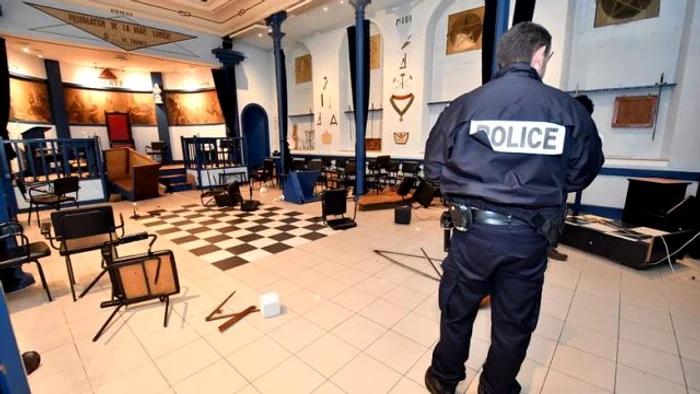 Poliţist intervenind la templul masonic din Tarbes FOTO Laurent Dard/ DDM