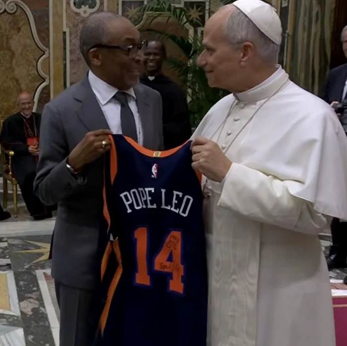 Spike Lee i-a oferit Papei Leon un tricou personalizat al echipei New York Knicks (Foto: Captură)