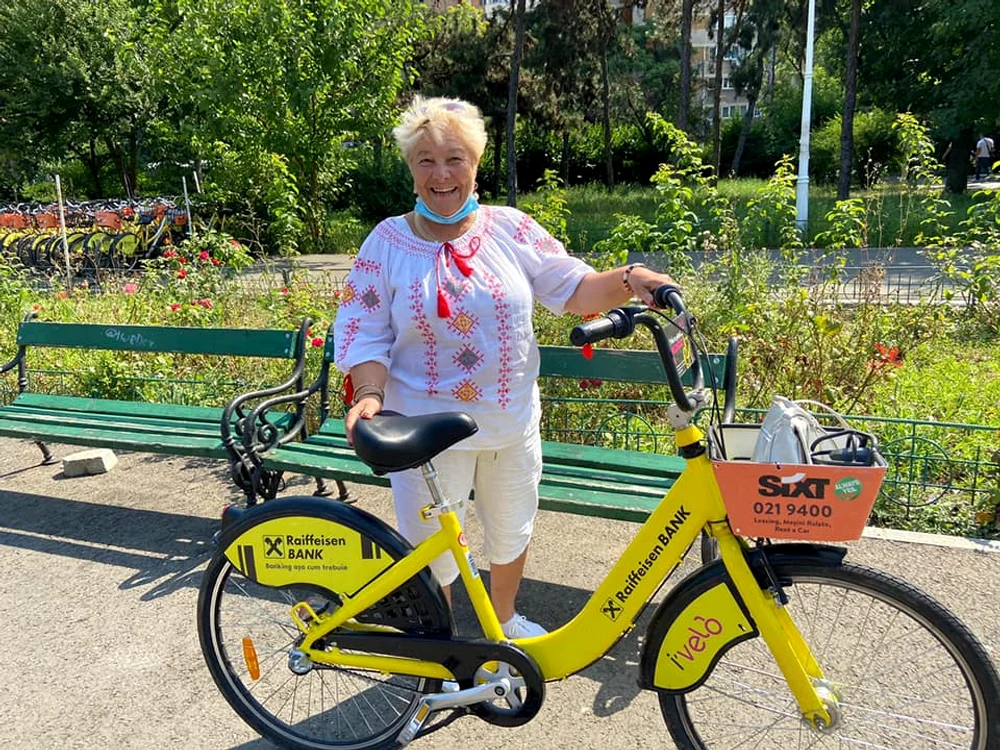 
    Președintele Klaus Iohannis a mers astăzi la Palatul Cotroceni pe bicicletă, însoțit de SPP-iștiFoto: Facebook/Klaus Iohannis  
