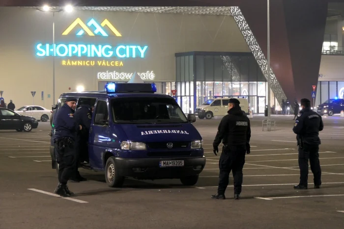 Alertă cu bombă la Shopping City Mall din Râmnicu Vâlcea Foto FB Gaby Henning