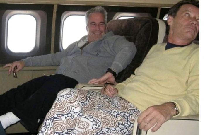 Jean-Luc Brunel (primul din imagine) în avion alături de Jeffrey Epstein FOTO US ATTORNEY'S OFFICE