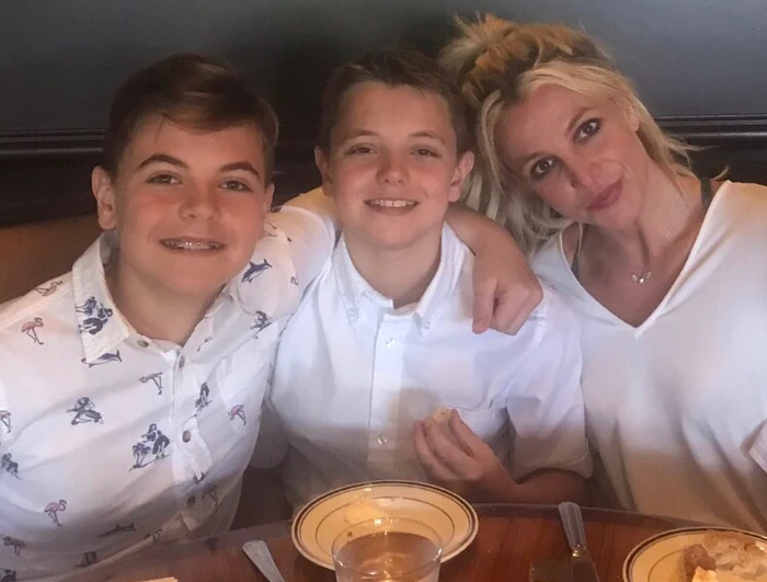 Britney împreună cu Jayden (în mijloc) şi celălalt fiu al ei, SeanFoto: Instagram