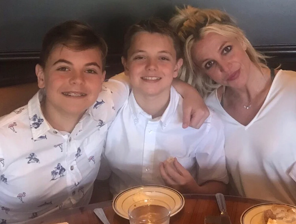 
    Britney împreună cu Jayden (în mijloc) şi celălalt fiu al ei, SeanFoto: Instagram  