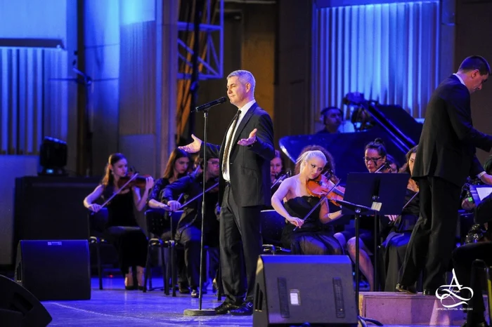 Şarmantul
tenor italian, Alessandro Safina, îi va încânta pe spectatorii din Cluj în
cadrul unui concert magic grandios