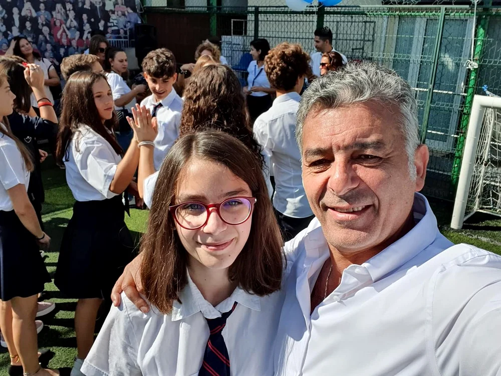 Locuiește cu mezina familiei, Lipaz (15 ani)