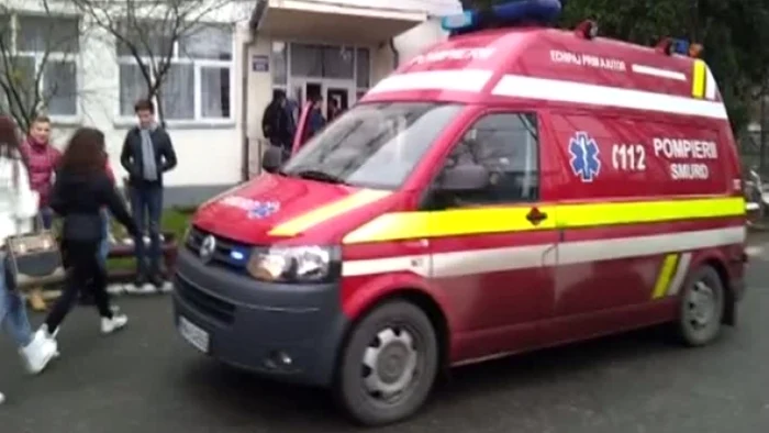 
    Cele două eleve au fost transportate la spital de echipajele SMURD care le-au acordat primul ajutor  