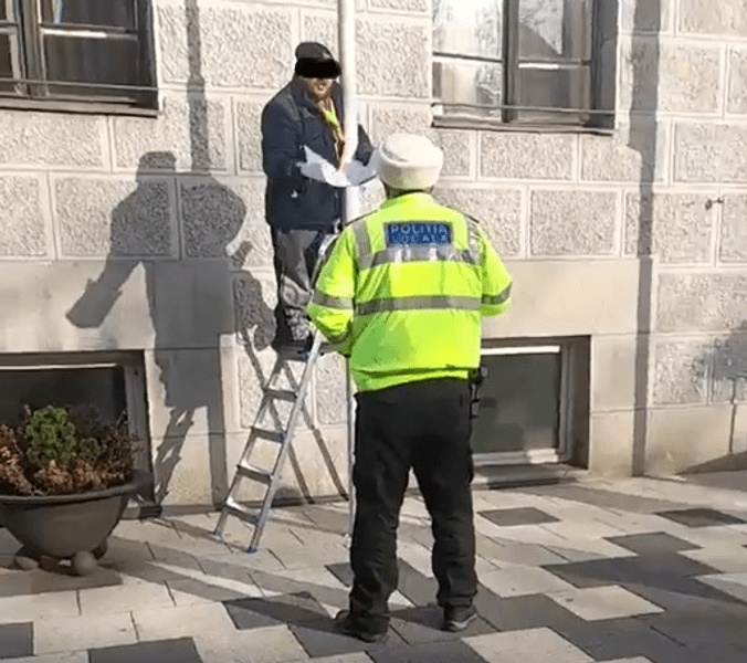  A dat jos steagul Ucrainei din fața Primăriei Timișoara. Polițiștii l-au luat în primire