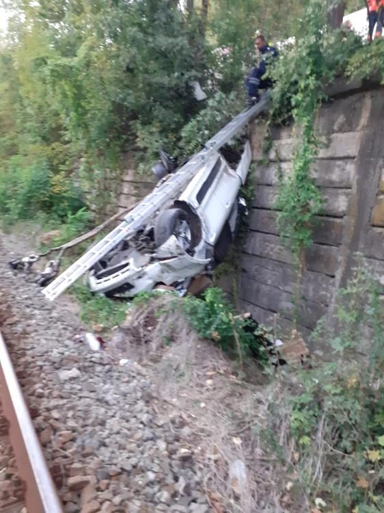 Maşină căzută pe calea ferată de pe centura staţiunii Călimăneşti - Vâlcea Foto Adevărul