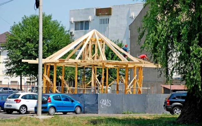 Sediul viitorului centru de informare afectează în mare măsură singura parcare din zonă FOTO F.C.