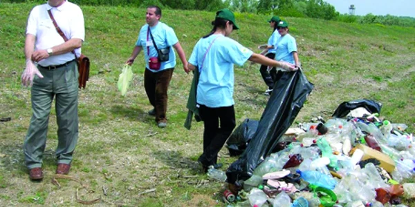 Voluntarii din ONG-uri se chinuie să păstreze judeţul curat