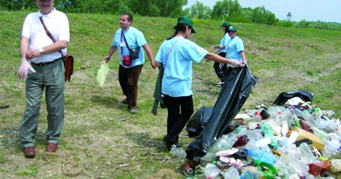 Voluntarii din ONG-uri se chinuie să păstreze judeţul curat