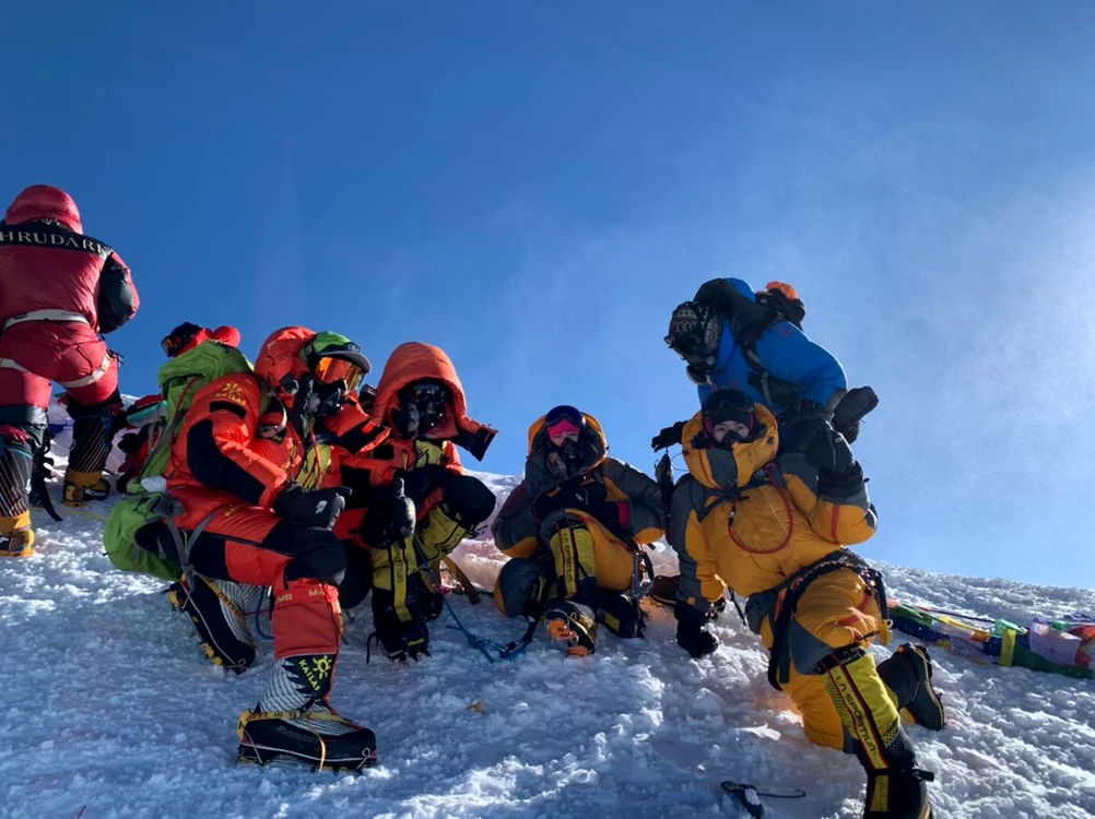
    Gemenele Iulia și și Delia Zanoschi au urcat pe Vârful EverestFOTO: ziaruldeiasi.ro  