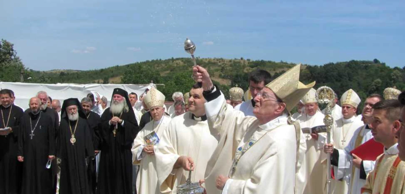 Cardinalul Joachim Meisner, trimisul lui Papa Francisc în Banat, sfinţeşte bazilica Maria Radna FOTO Ştefan Both
