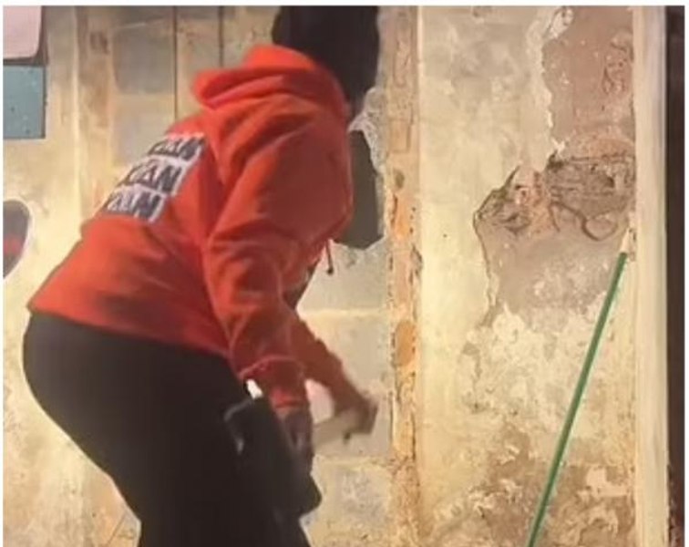 Descoperirea șocantă făcută de o femeie care a vrut să repare o țeavă. Ce a găsit după ce a spart un perete VIDEO