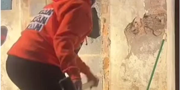 a spart peretele si a facut o descoperire socanta foto captura video jpg