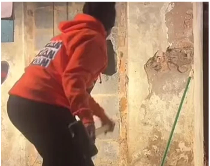 Când a spart peretele a făcut o descoperire șocantă FOTO Captură video