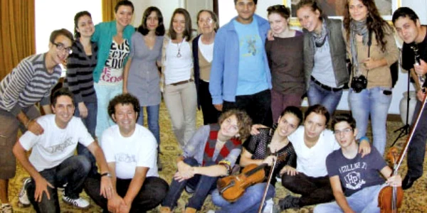 Promoţia 2010 de bursieri a Fundaţiei „Principesa Margareta“, în tabăra de creaţie de la Tescani (Bacău)
