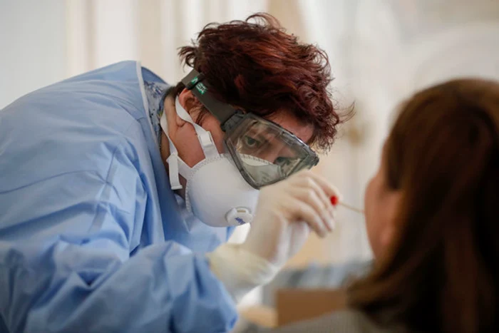 Peste 40.000 de români s-au testat zilnic de coronavirus, în luna octombrie