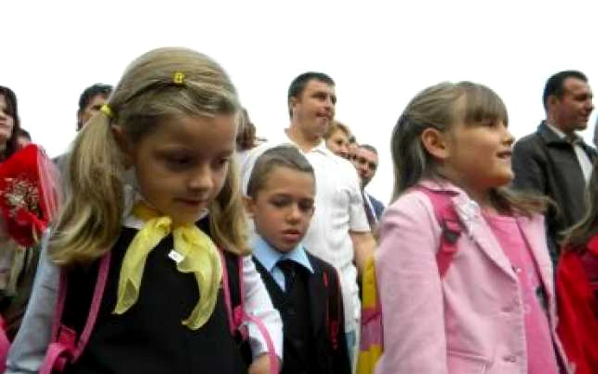 Bistriţa: Curtea şcolii s-a umplut de codiţe şi bentiţe
