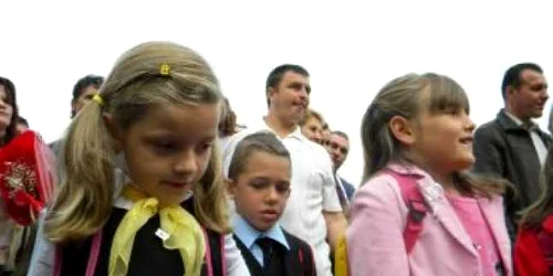 Bistriţa: Curtea şcolii s-a umplut de codiţe şi bentiţe