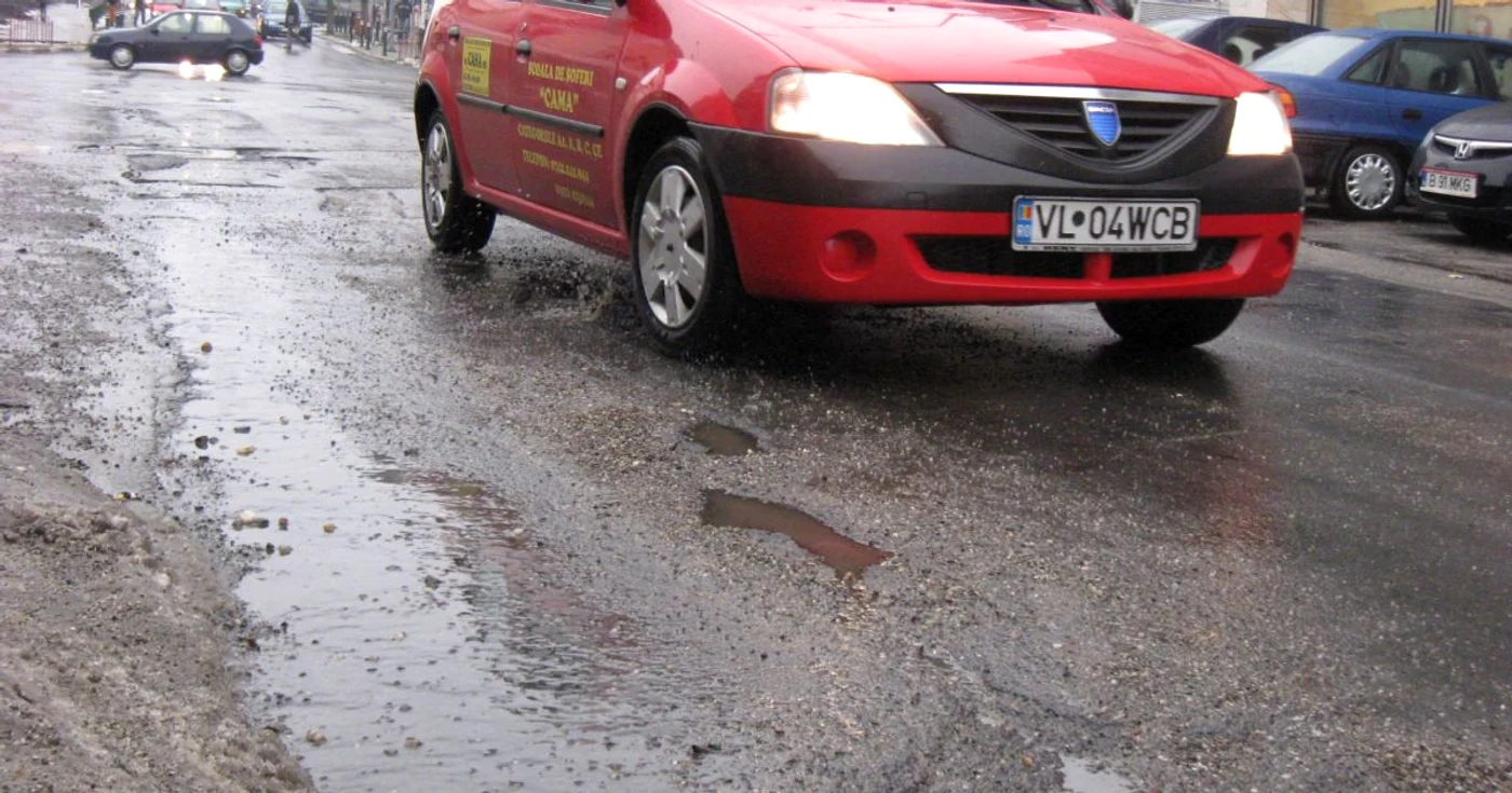 Slalomul printre gropi, probă de foc pentru şoferii începători 