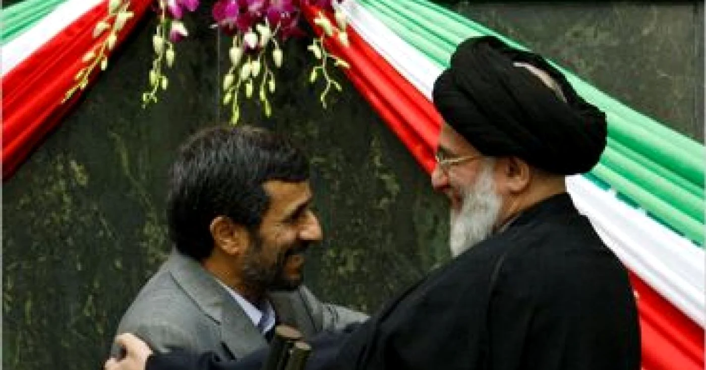 Ahmadinejad depune jurământul de preşedinte al Iranului
