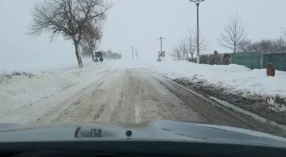 Viscolul ține închise două drumuri naționale de la Curbura Carpaților. Efectele urgiei, surprinse de camera de bord VIDEO