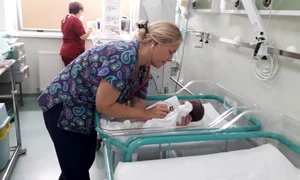 Medicul neonatolog Adriana Dan consultă un nou născut jpeg