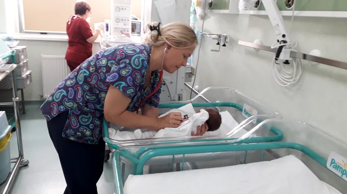 Medicul neonatolog Adriana Dan consultă un nou-născut