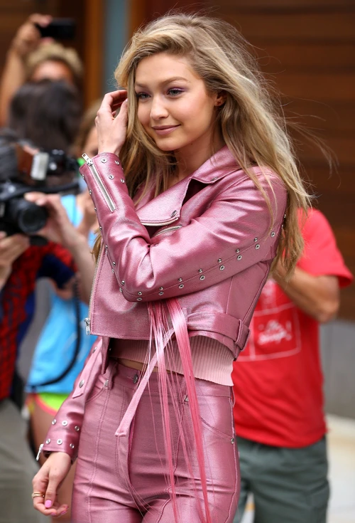 Gigi Hadid en total look rose satiné à la sortie de son domicile à New York jpeg