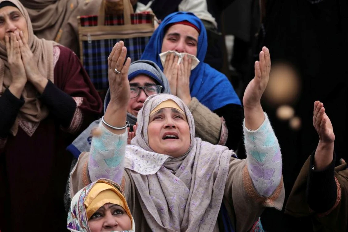 Musulmani care se roagă. FOTO EPA-EFE / Farooq Khan